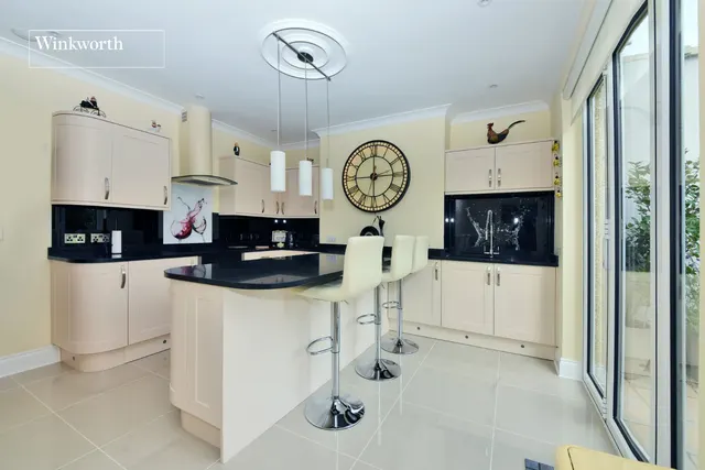 Priory Crescent, Cheam, SM3, photo 2