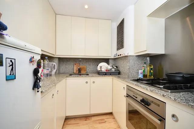 Photo 2 — Raised Ground Floor Flat, 69 Gloucester Street, London