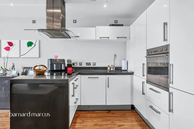 Bridges Court Road, London, SW11, photo 2