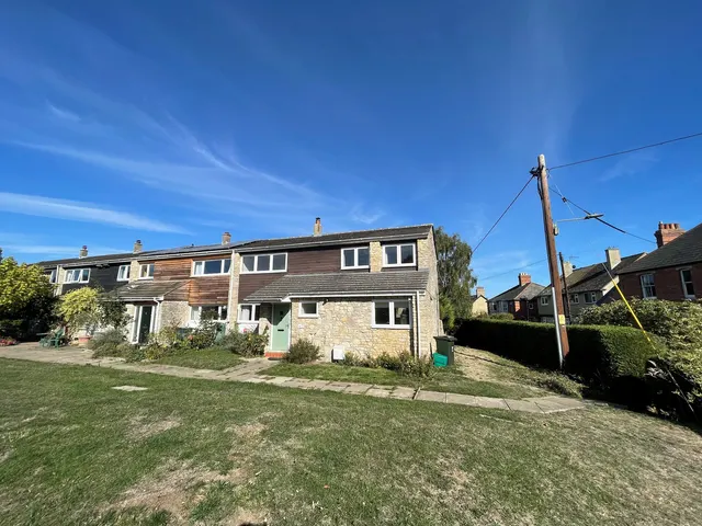 Hilltop Gardens, Islip, photo 1
