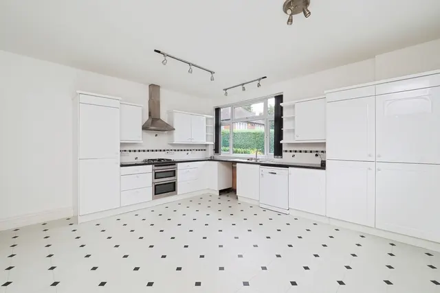 Photo 2 — Thornton Close, Wollaton, Nottingham, NG8