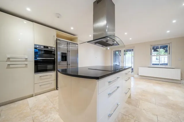 Portesbery Road, Camberley, photo 2