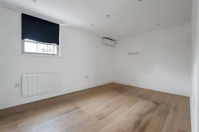 King Georges Walk, Esher, KT10, photo 2