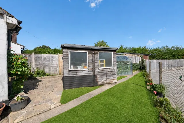 Priory Close, Denham, photo 3
