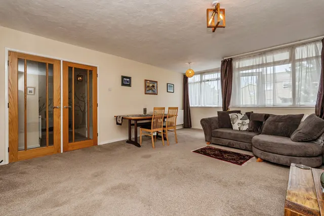 South View Court, Woking, GU22, photo 2