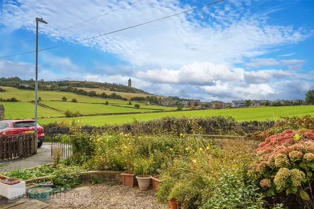 New Laithe Hill, Huddersfield, HD4, photo 2