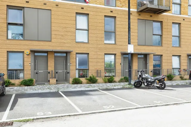 Gillingham Gate Road, Chatham, ME4, photo 1