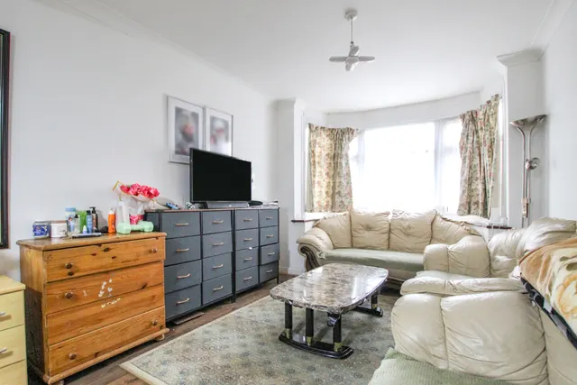 Laburnum Road, Hayes, UB3, photo 2