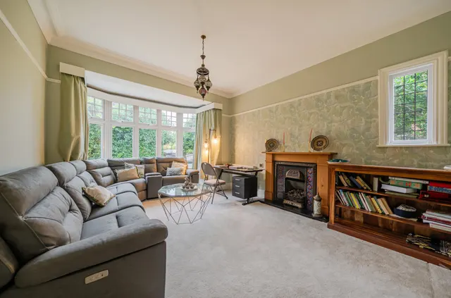 North Parade, West Park, LS16, photo 3