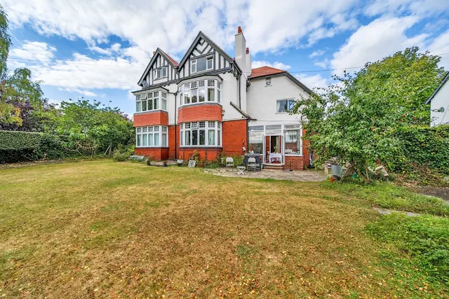 North Parade, West Park, LS16, photo 1