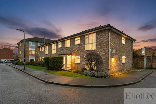 Nigel Close, Northolt, UB5, photo 1
