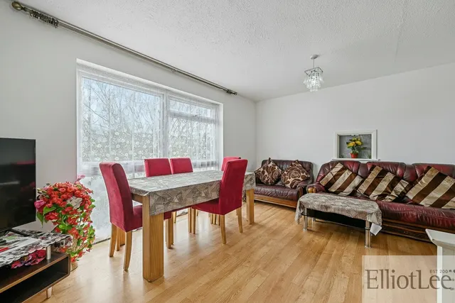 Nigel Close, Northolt, UB5, photo 3