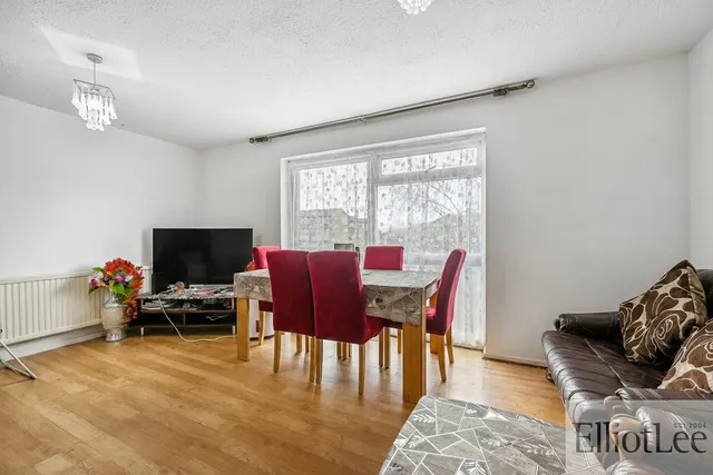 Nigel Close, Northolt, UB5, photo 2