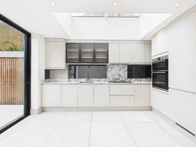 Mortlake High Street, London, SW14, photo 2