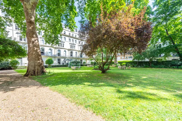 Photo 3 — 3 Garden House, 86-92 Kensington Gardens Square, London