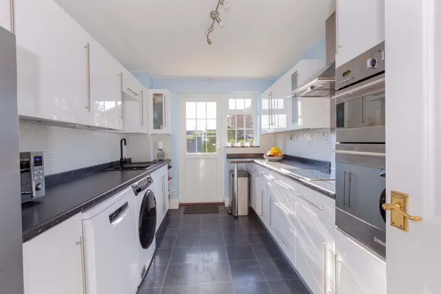 Photo 2 — Dorchester Close, Cranbrook Drive, Maidenhead, Berkshire