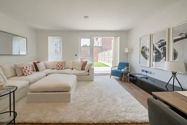 Reynard Way, Brentford, TW8, photo 1
