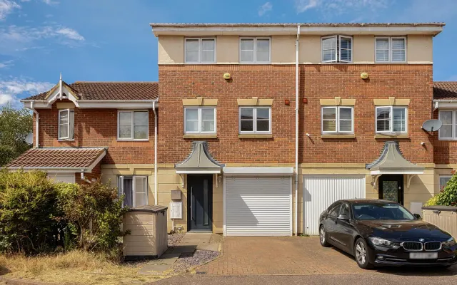Gillespie Close, Bedford — photo 1