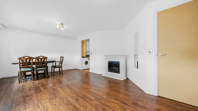 Gillian Crescent, Romford, RM2, photo 2