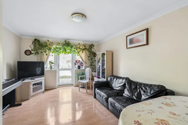 Photo 2 — Brambling Close, Bushey, Bushey, WD23 2HW