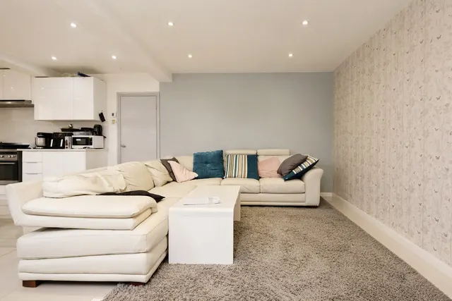 Photo 2 — Black Swan Lane, Luton, Bedfordshire, LU3