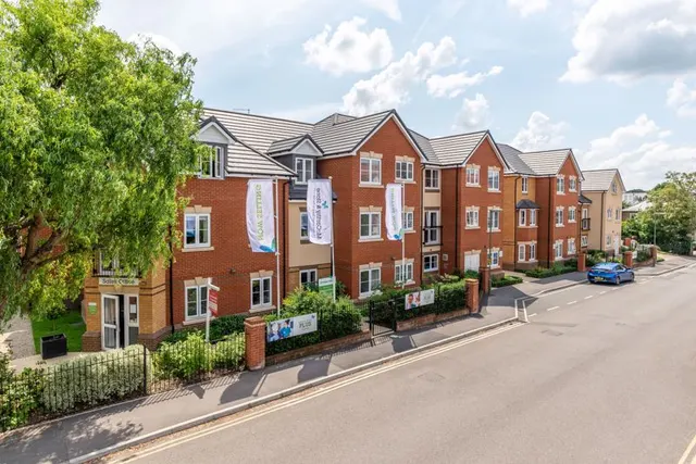 Churchfield Road, Walton-On-Thames KT12 2FR, photo 1