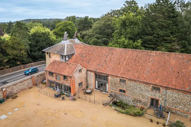 Grade II Listed Barn-Style Residence, photo 1