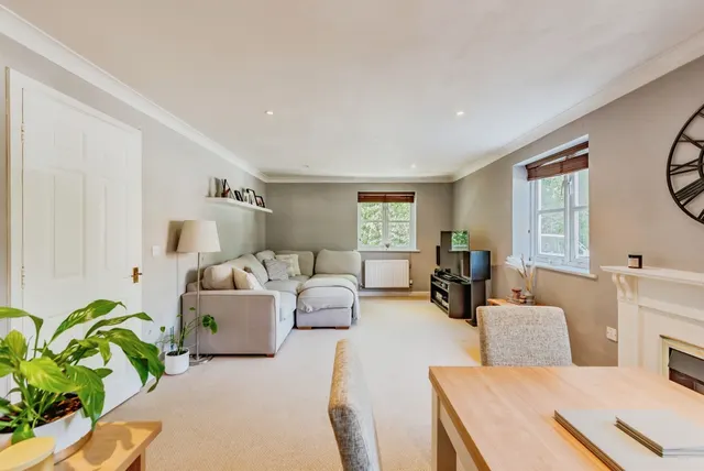 Talfourd Way, Redhill, photo 1