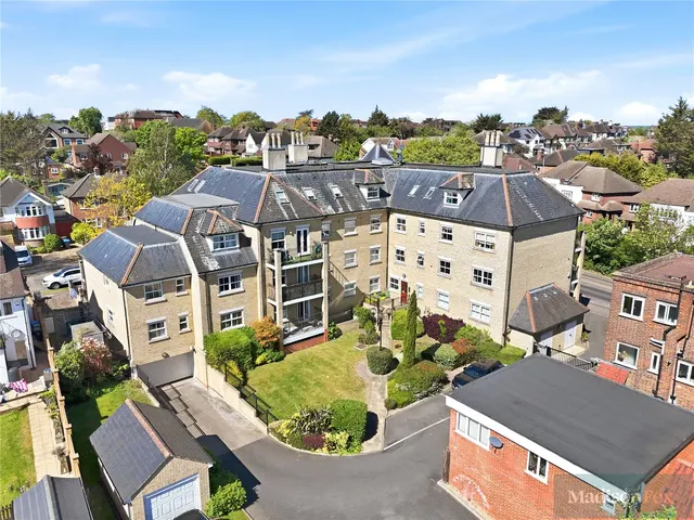 2 bedroom flat, Manor Road, Chigwell, IG7