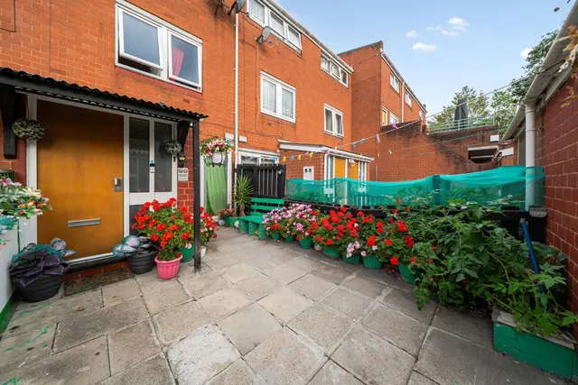 Mortlock Close, SE15, photo 2