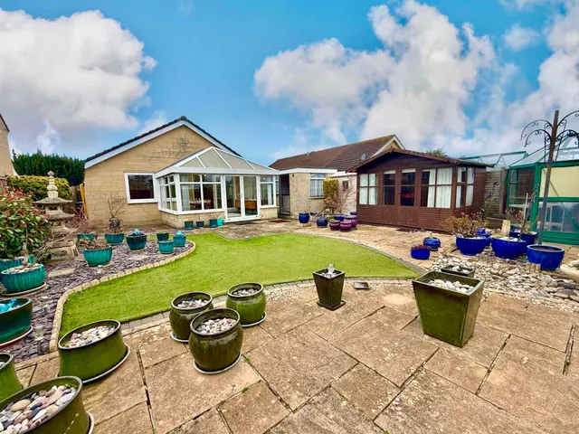 Photo 3 — Crieff Close, Swindon, Wiltshire, SN3 3NY