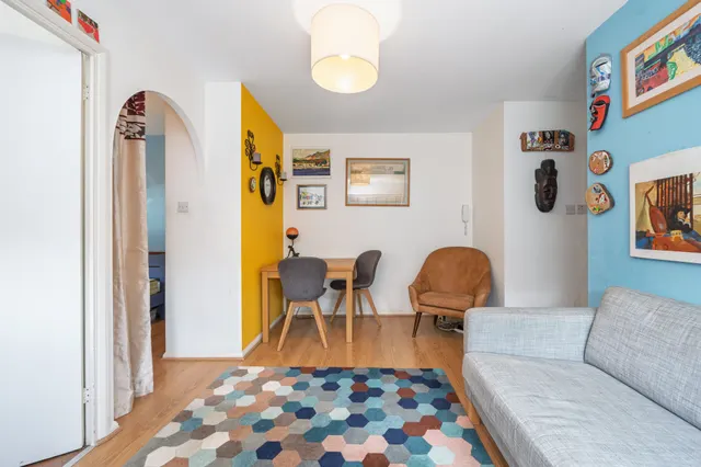 Photo 3 — 45 Draycott Close, London