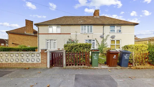 Cotesmore Gardens, Dagenham, RM8, photo 1