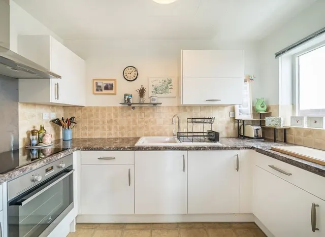 Photo 3 — Woodgate Drive, Streatham, SW16