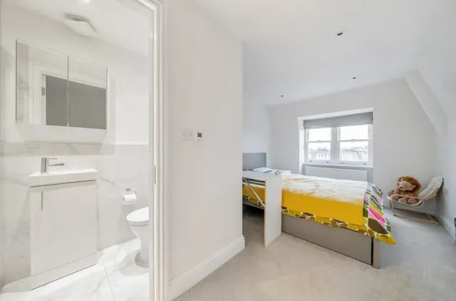 Askew Road, London, W12, photo 1