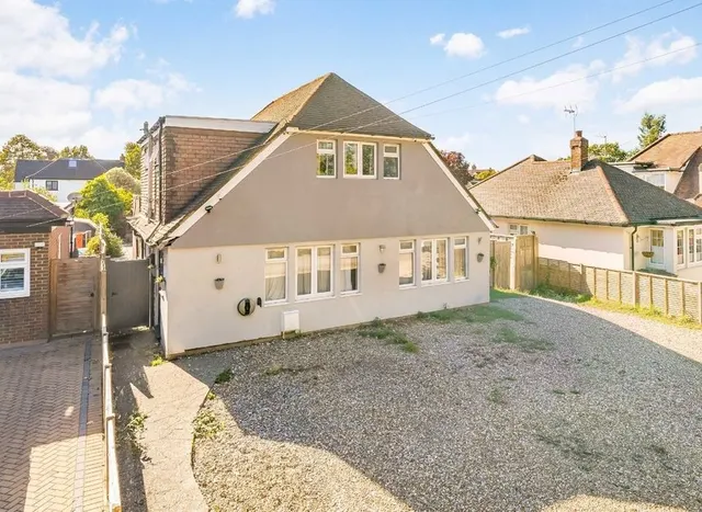 Old Farm Road, Hampton, TW12, photo 1