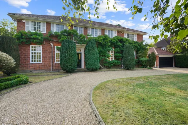 New Road, Esher, KT10, photo 1