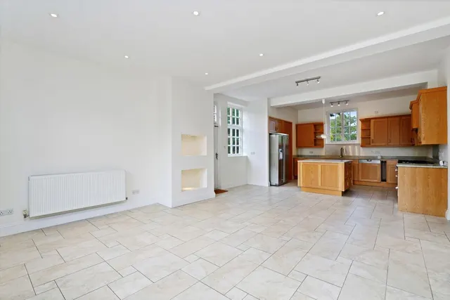 New Road, Esher, KT10, photo 3