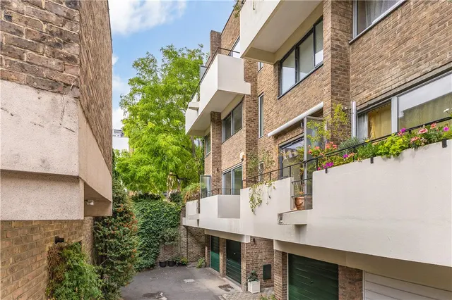 Shaftesbury Mews, London, W8 6, photo 1
