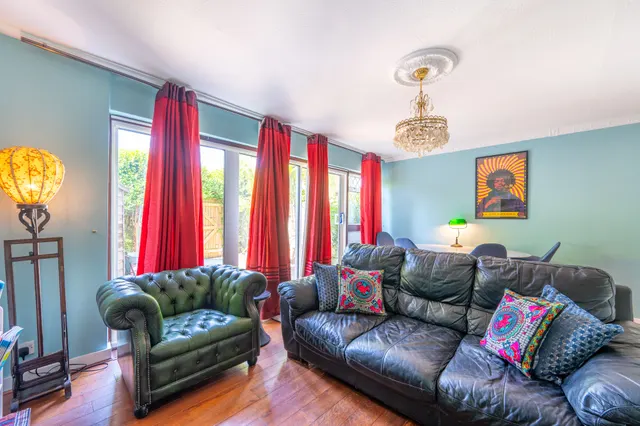 Photo 2 — 19 Sancroft Close, London