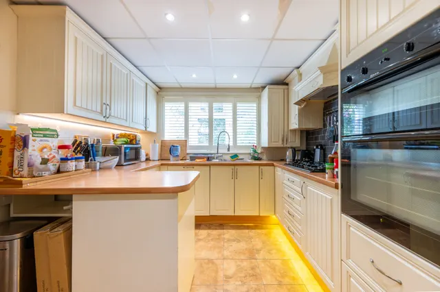 Photo 3 — 19 Sancroft Close, London