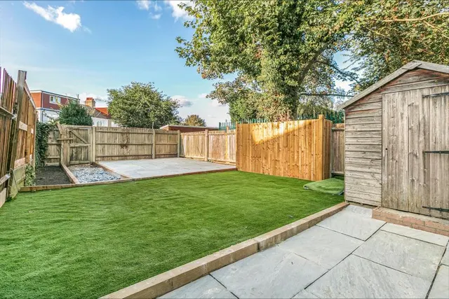 Lammas Avenue, Mitcham, CR4, photo 1