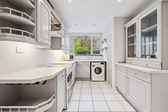 Kneller Road, TW2, photo 3