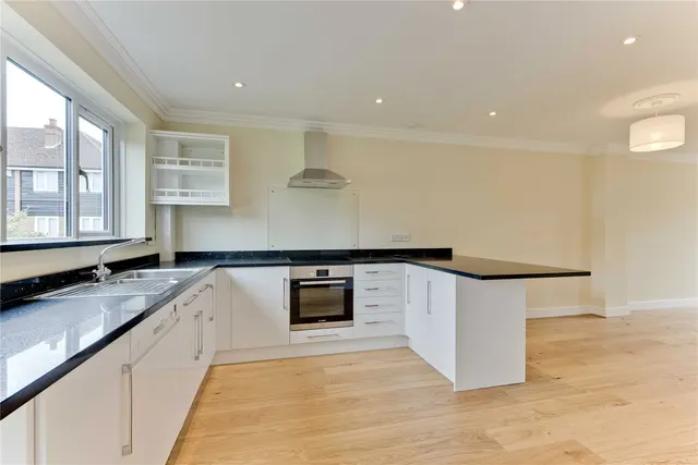 Thames Ditton, KT7, photo 1