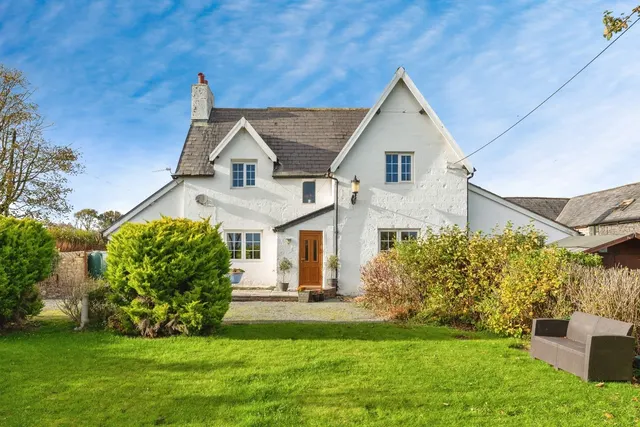 Mynydd Llan, Babell, CH8, photo 1