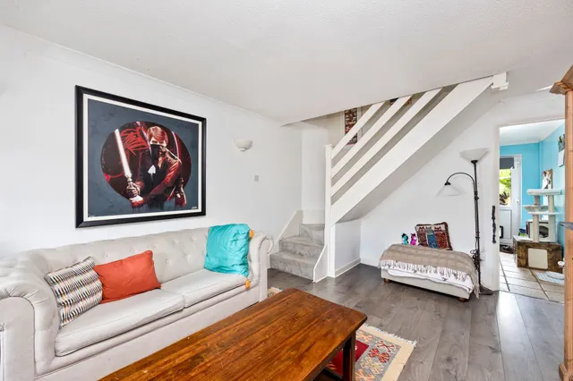 Farnham Close, Crawley, RH11, photo 2