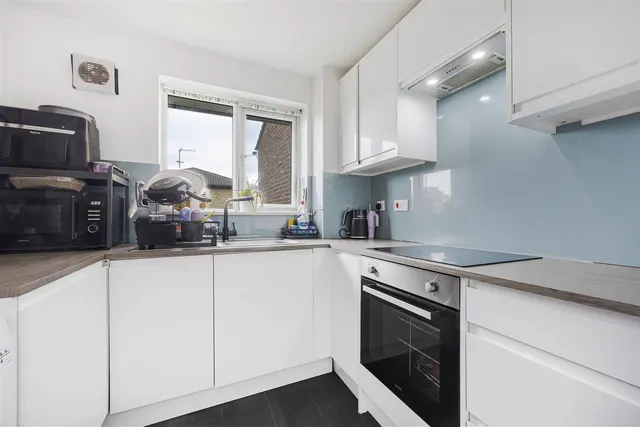 Lowestoft Drive, Cippenham, photo 3