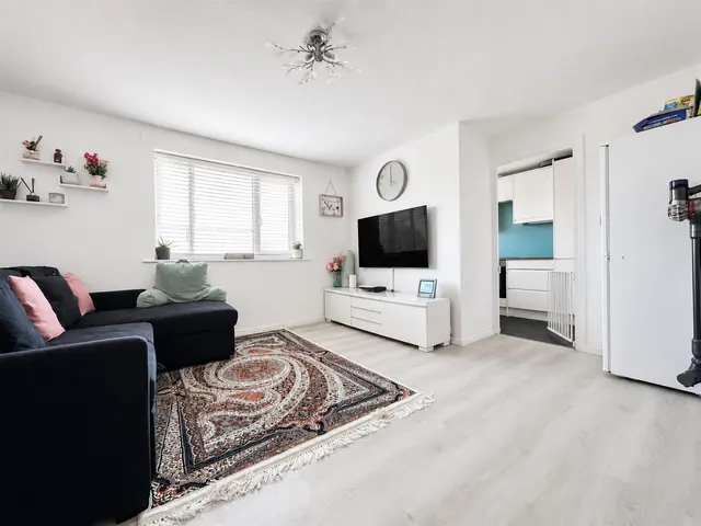 Lowestoft Drive, Cippenham, photo 1