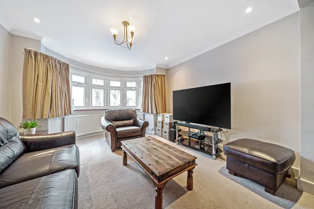 Photo 2 — Selsey Crescent, DA16