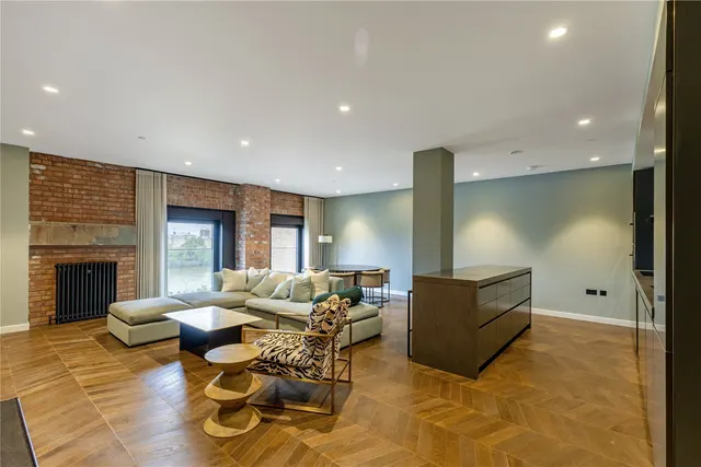 Circus Road West, London, SW11, photo 1